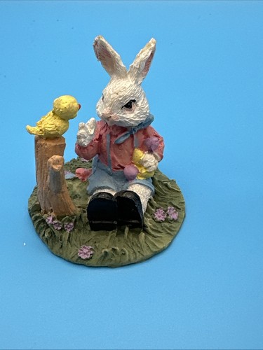 Small resin bunny figurine - resin, w/